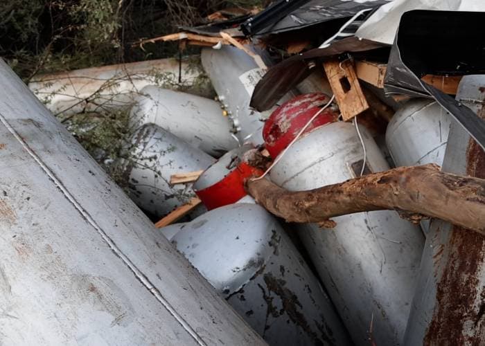 Cientos de tanques de propano seguían este martes en las calles.