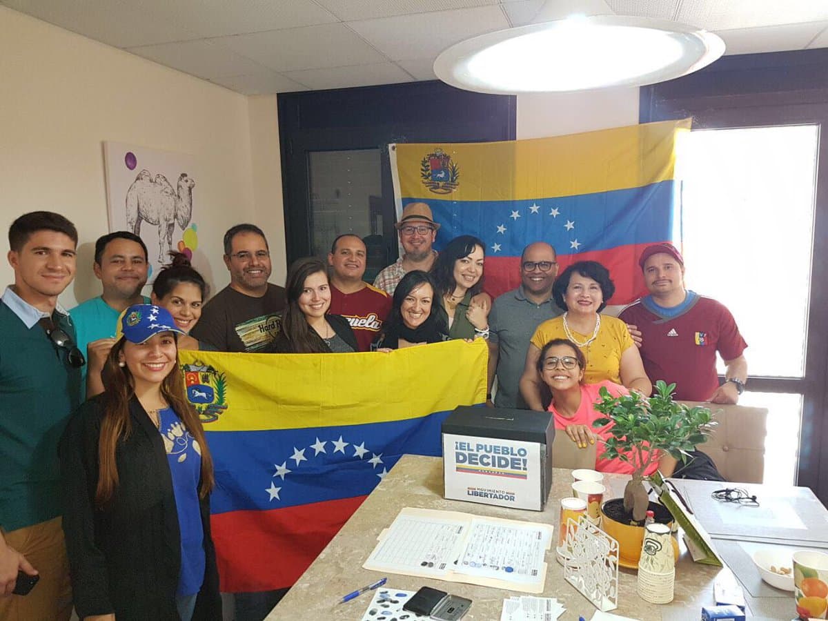 "With great joy, Venezuelans close voting points in Oman, Bahrain and Saudi Arabia, they decide for Venezuela!" 
<a href="https://twitter.com/mariacorinaya">tweeted Venezuelan opposition leader María Corina Machado</a>, who was removed from office in 2014 by then president of the National Assembly, Diosdado Cabello, after participating in a meeting of the Organization of American States (OAS) to denounce the situation in the country.