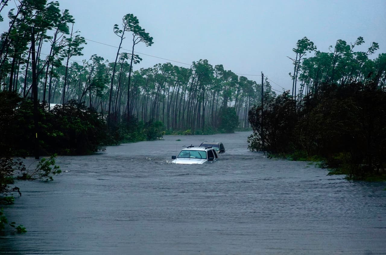 Algunos autos quedaron atascados en las calles inundadas de Freeport. Las autoridades de Florida han ordenado evacuar algunas zonas obligatoriamente, y han sugerido el desalojo voluntario en otras.