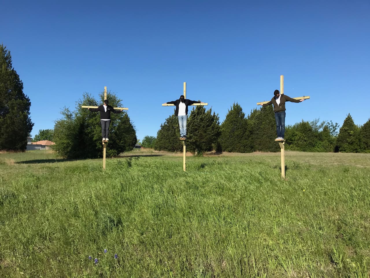 Son muchos los feligreses que realizan actos similares durante el Viernes Santo.