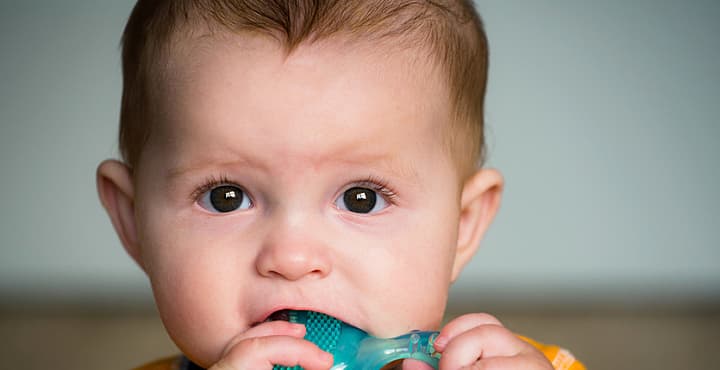 Los virus que causan esta enfermedad se transmiten mediante los besos, al compartir vasos y cubiertos, al estornudar o toser y/o al entrar en contacto con superficies contaminadas.
<br>