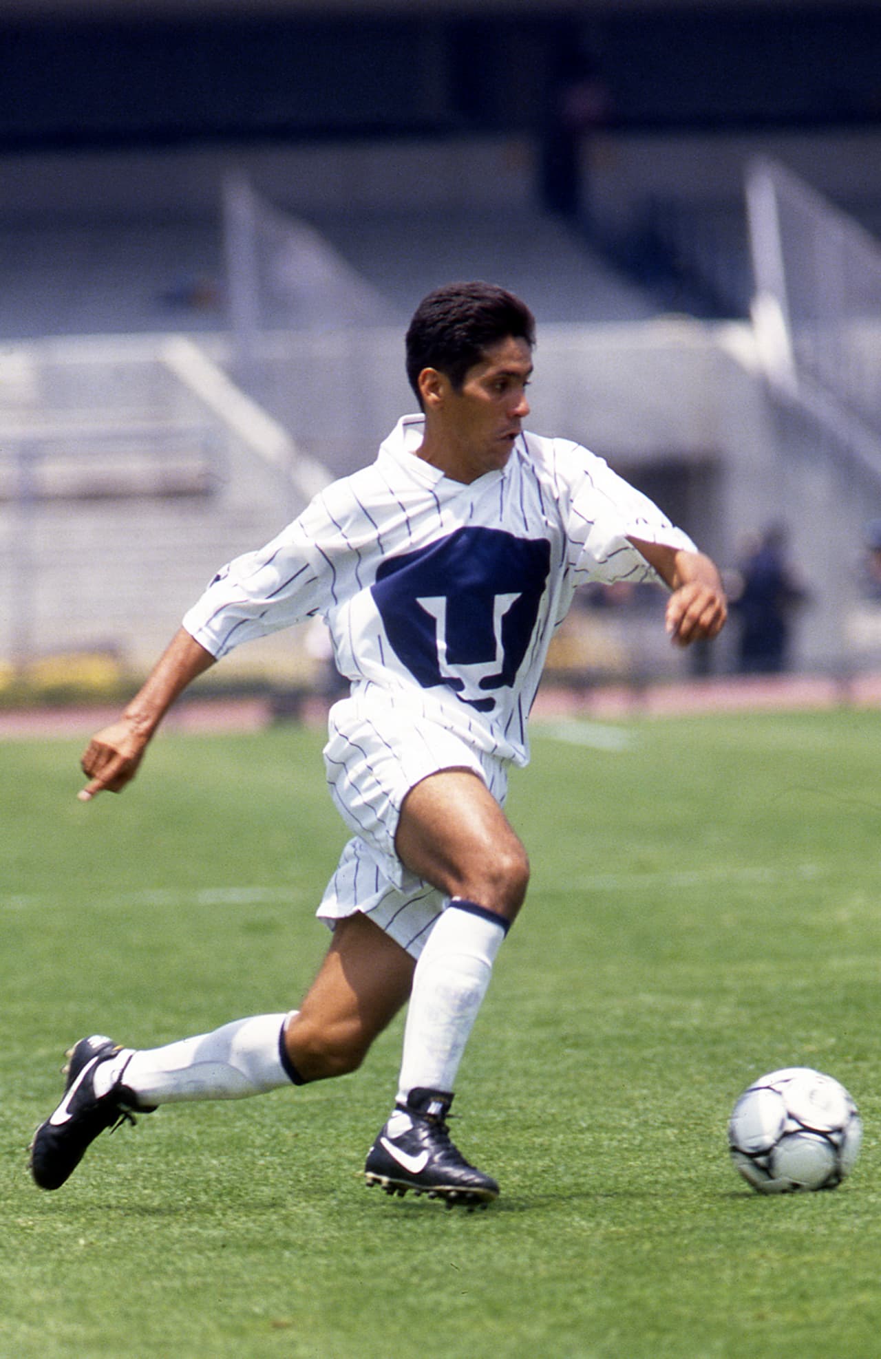 La playera fue un éxito no solo en el campo si no en la calle, en su época podías verla por todos lados y aun hoy una que otra aparece por ahí. Adquiere 
<a href="http://bit.ly/UNAMJersey" target="_blank">el jersey de Pumas aquí.</a>