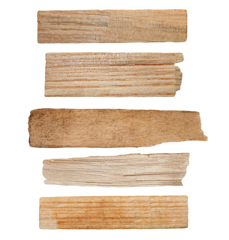 Toma un pequeño pedazo de madera, no importa de qué tipo, pero que sea pequeño.