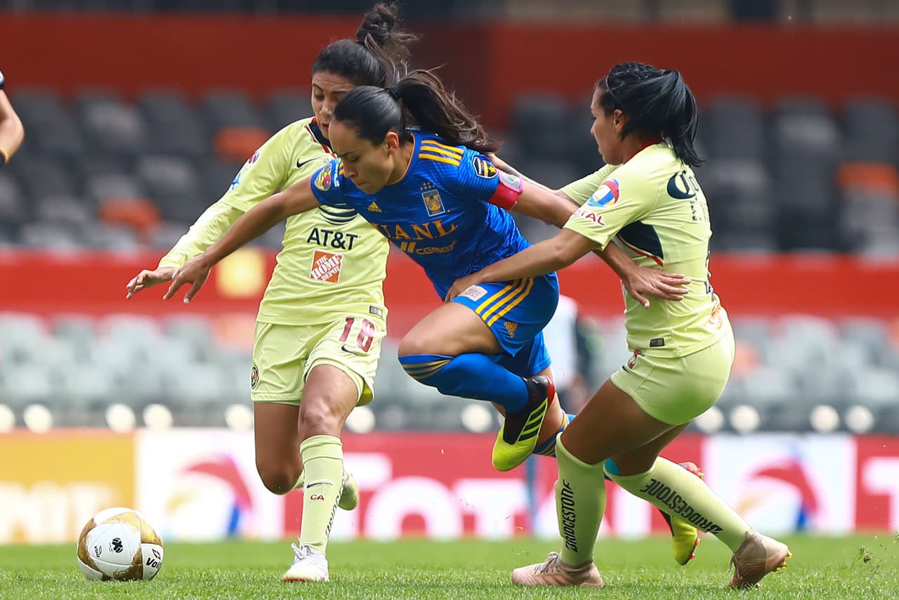 Y las jugadores del equipo visitante también buscaban llevar agua para su molino, intentando empatar y máxime que son las campeonas vigentes de la Liga MX Femenil.
