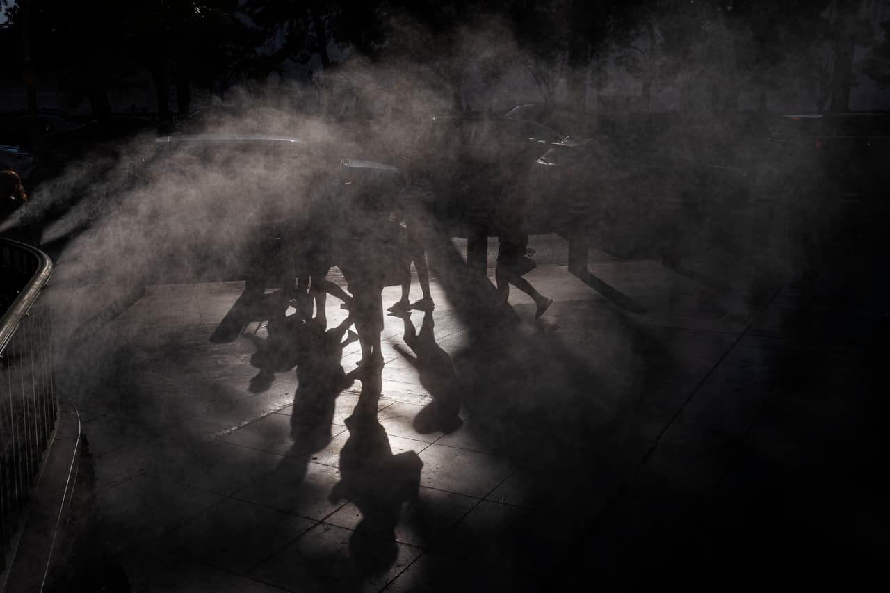 NV Energy, la principal compañía proveedora de electricidad del estado, ha pedido a sus clientes que ahorren energía debido a la sobredemanda y al riesgo que los incendios pueden causar a las líneas de servicio. Las Vegas llegó a los 112ºF (44ºC) este domingo. En la imagen, personas caminanen 
<a href="https://www.univision.com/temas/las-vegas">Las Vegas</a>, Nevada, el pasado viernes.