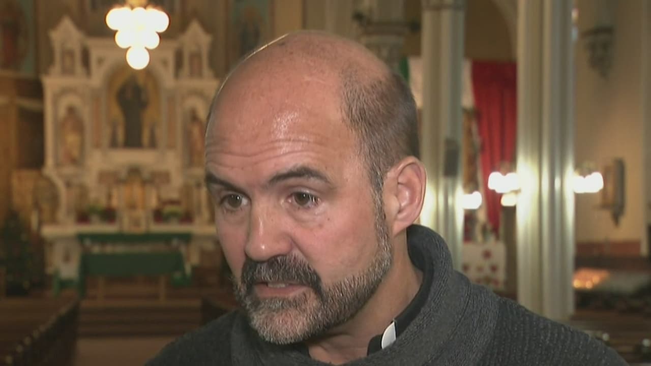  Un sacerdote inicia huelga de hambre en apoyo a los dreamers