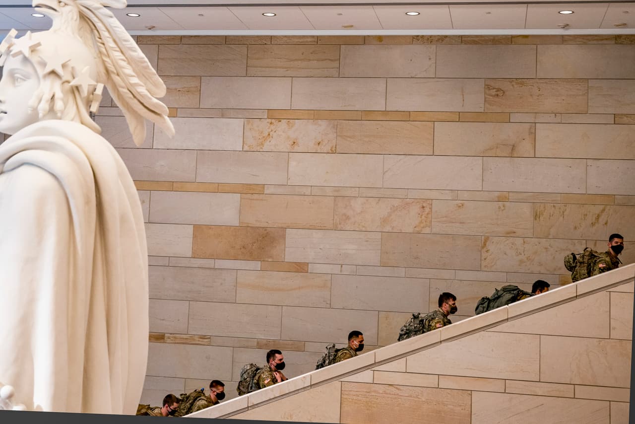 Personal militar en el Capitolio, horas antes del discurso del presidente
<a href="https://www.univision.com/temas/joe-biden">Joe Biden</a>, previsto para la noche del miércoles. El gobierno de la capital estadounidense pidió ayuda para gestionar las posibles protestas que puedan surgir en respuesta al discurso de Biden.