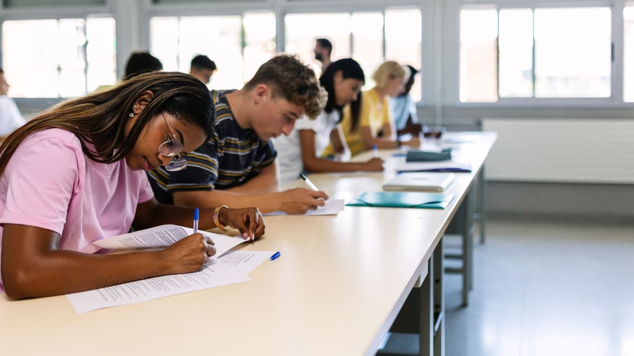 <h3 class="cms-H3-H3">En resumen 💡</h3>
<br>Texas se despide de 
<b>un examen que marcó a generaciones de alumnos</b>. El STAAR dejará de existir en 2027 y dará paso a 
<b>un modelo más corto y flexible</b>, pensado para medir el aprendizaje de manera realista y menos estresante. 
<br>Mientras tanto, 
<b>las familias deben estar atentas al calendario escolar de este año</b>, porque todavía hay dos ciclos más de STAAR antes del gran cambio.