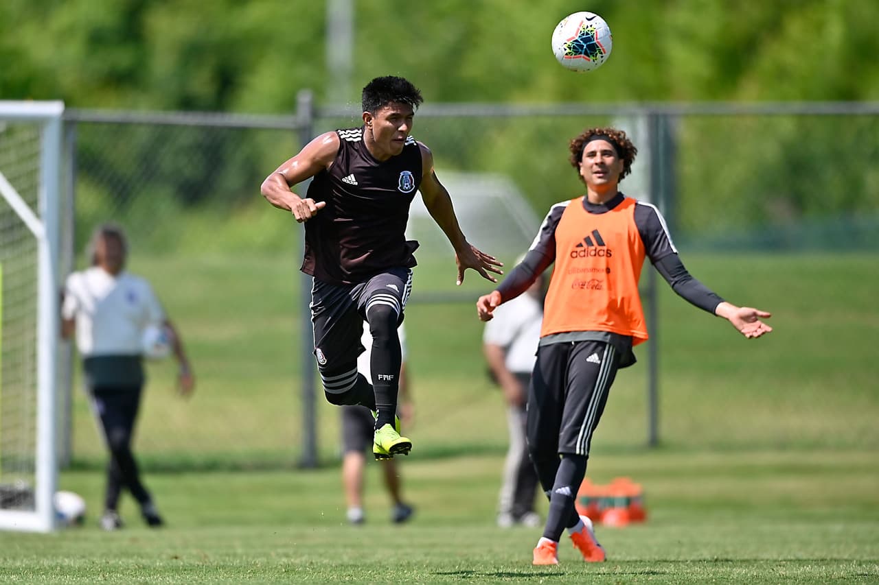 En uno de los campos de la Universidad de Carolina del Norte la selección mexicana de fútbol entrenó por última vez con miras a lo que será el duelo ante Martinica en el cierre del Grupo A. Héctor Moreno y Rodolfo Pizarro se reitegraron al grupo que dirige el 'Tata' Martino. Fernando Navarro, Jonathan Orozco, Luis Montes y Pizarro serían titulares en el Bank of America Stadium de Charlotte.