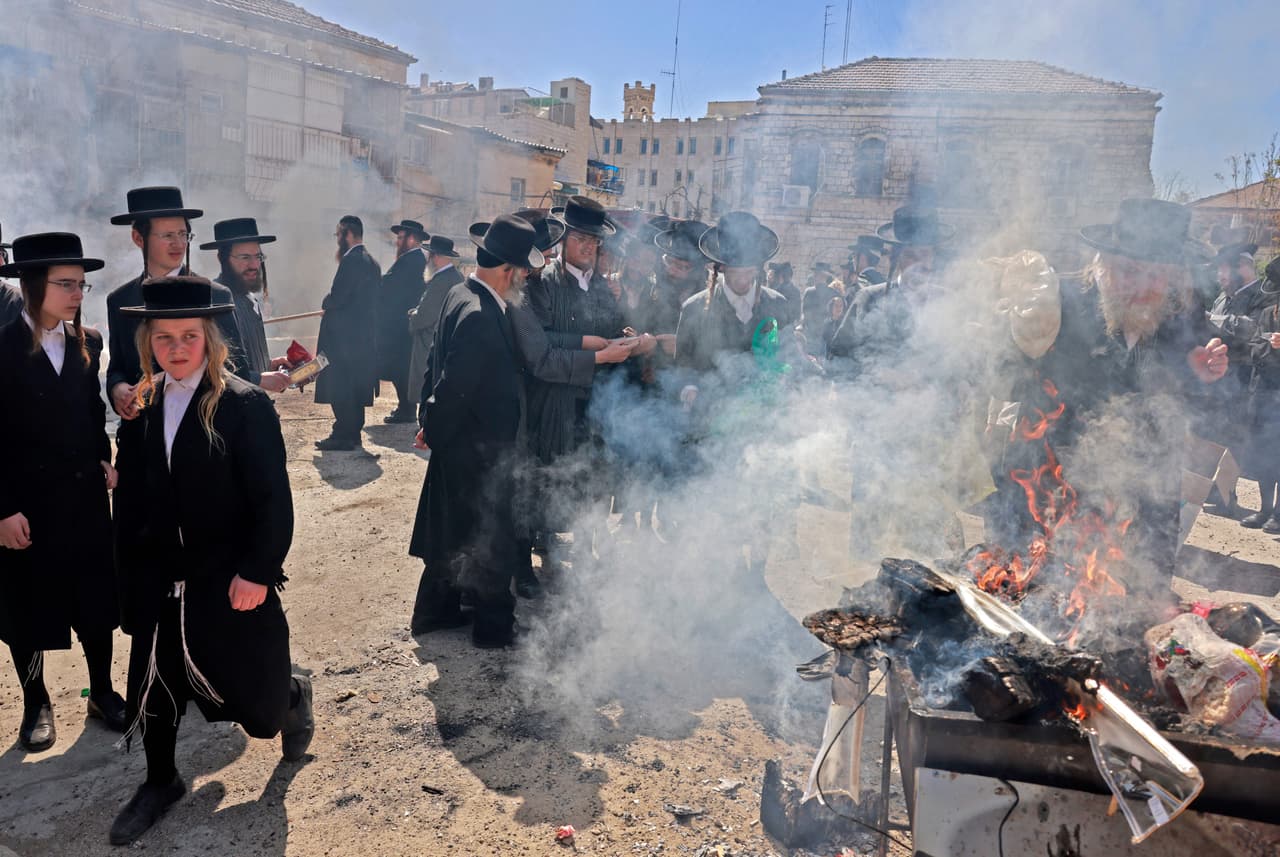 Hombres judíos ultraortodoxos queman artículos con levadura durante el ritual Biur Chametz en Jerusalén antes de la fiesta judía de Pésaj (Pascua) el 15 de abril de 2022. Los judíos religiosos de todo el mundo comen Matzoth durante los ocho días de la fiesta de Pésaj, que este año comienza el 15 de abril tras la puesta de sol para conmemorar el éxodo de los israelitas de Egipto hace unos 3.500 años, según las creencias judías.