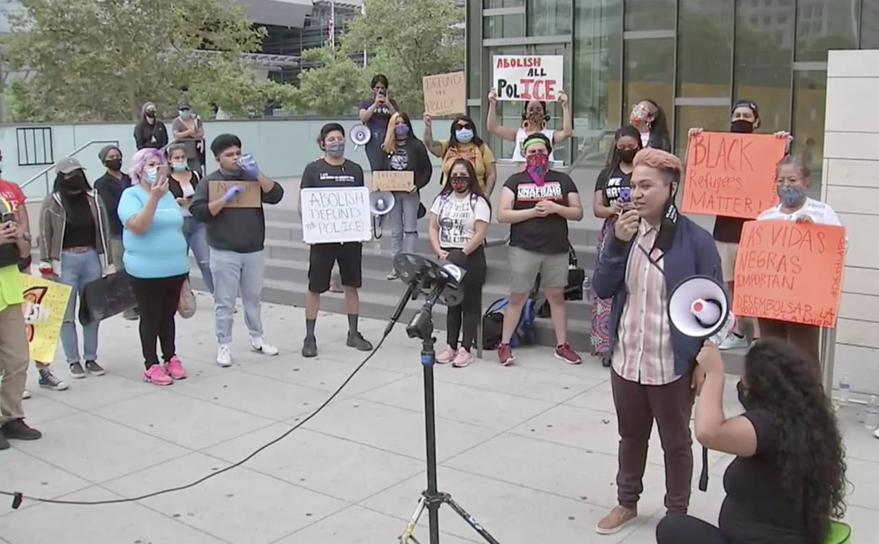 En Los Ángeles, decenas de personas llegaron hasta el Auditorio Cívico al frente del Departamento de Policía para celebrar la decisión de la corte.