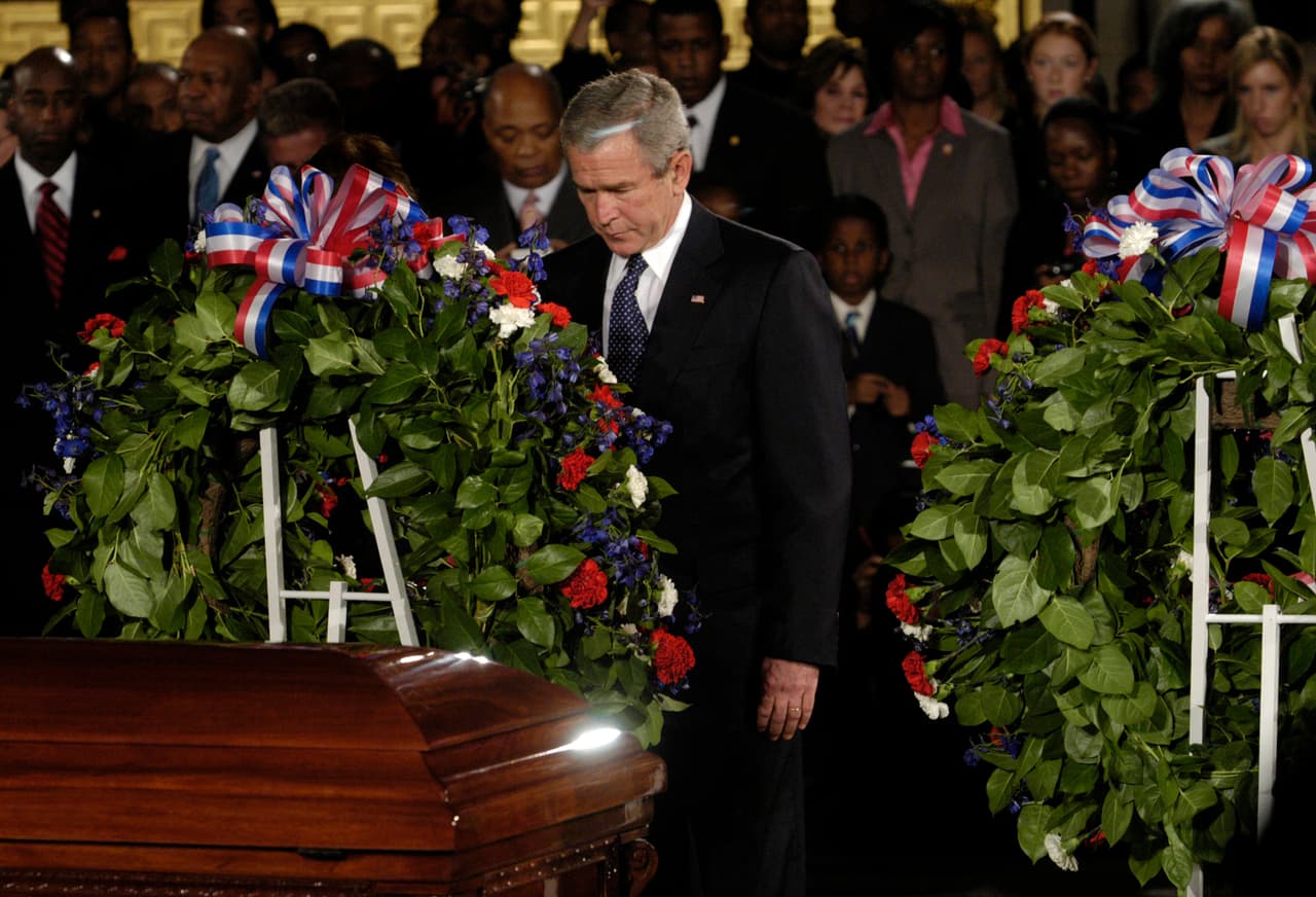El entonces presidente Georg W Bush estuvo presente en la ceremonia fúnebre en el Capitolio. Aunque fue la primera mujer honrada en ese espacio, la activista por los derechos civiles era una ciudadana común, por lo que no fue un funeral de Estado.