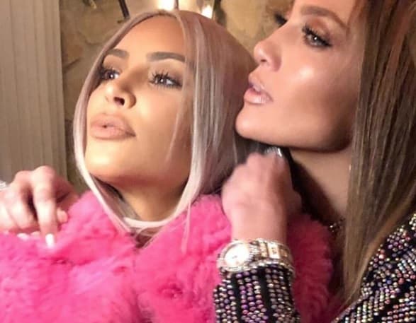 Tiene selfies con Kim Kardashian.