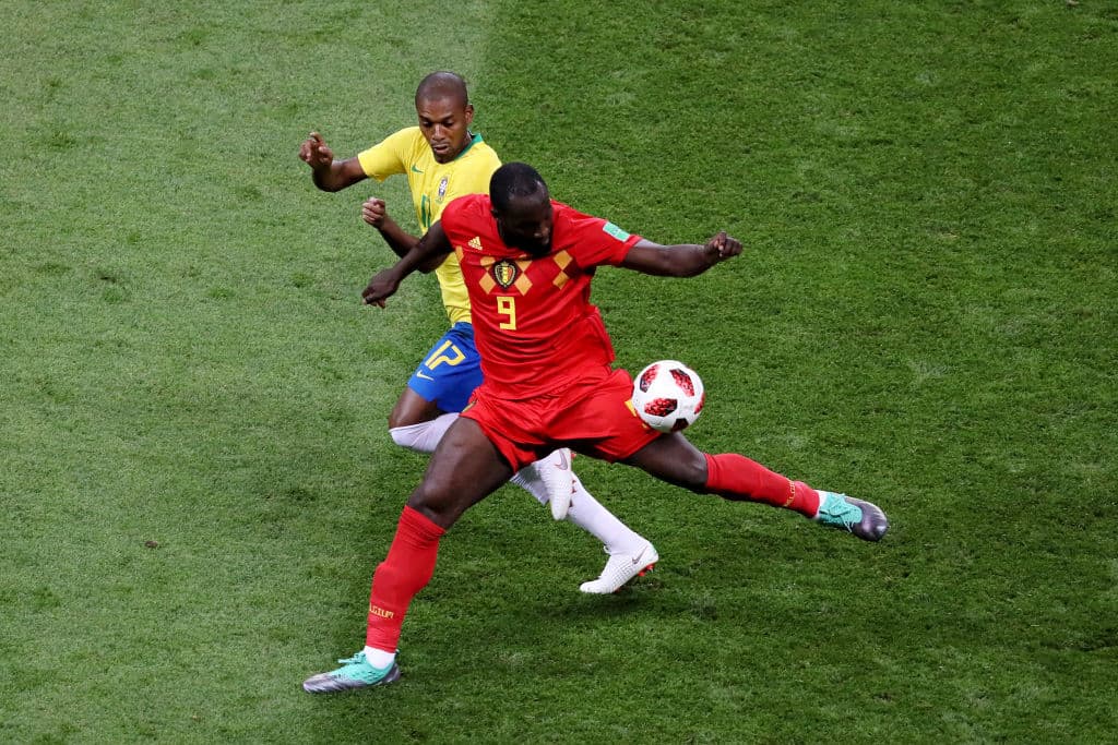 Inmediatamente, nada más escucharse el silbatazo inicial, la defensa brasileña se volcó sobre Romelu Lukaku (9), un peligroso jugador de ataque para la selección belga, con y sin el balón.
