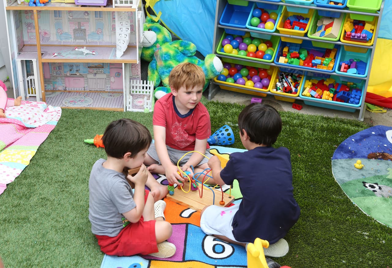 Los costos de inscripción varían por semana desde $150 para residentes y $180 para no residentes. También hay becas disponibles para pagos reducidos o participación gratuita. Presenta una solicitud en la página
<b><a href="https://www.townofcary.org/recreation-enjoyment/programs-classes/scholarships" target="_blank">townofcary.org/playitforward</a></b>.