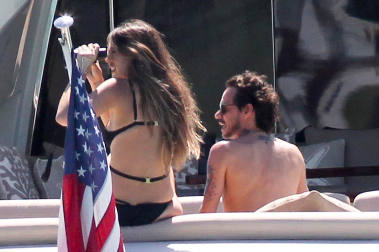 La ex del cantante usó unos binoculares para ver lo que Marc le había indicado.