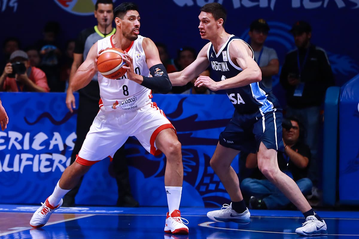 Gustavo Ayon (izquierda) fue el mejor jugador de México con 18 puntos, 12 rebotes y tres asistencias.