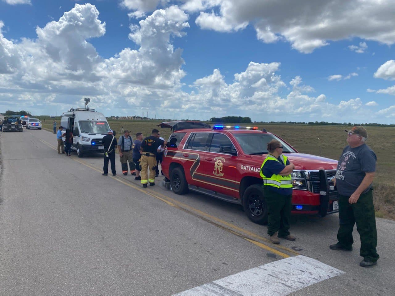 Los equipos de emergencia respondieron a una explosión de una tubería el jueves por la mañana.