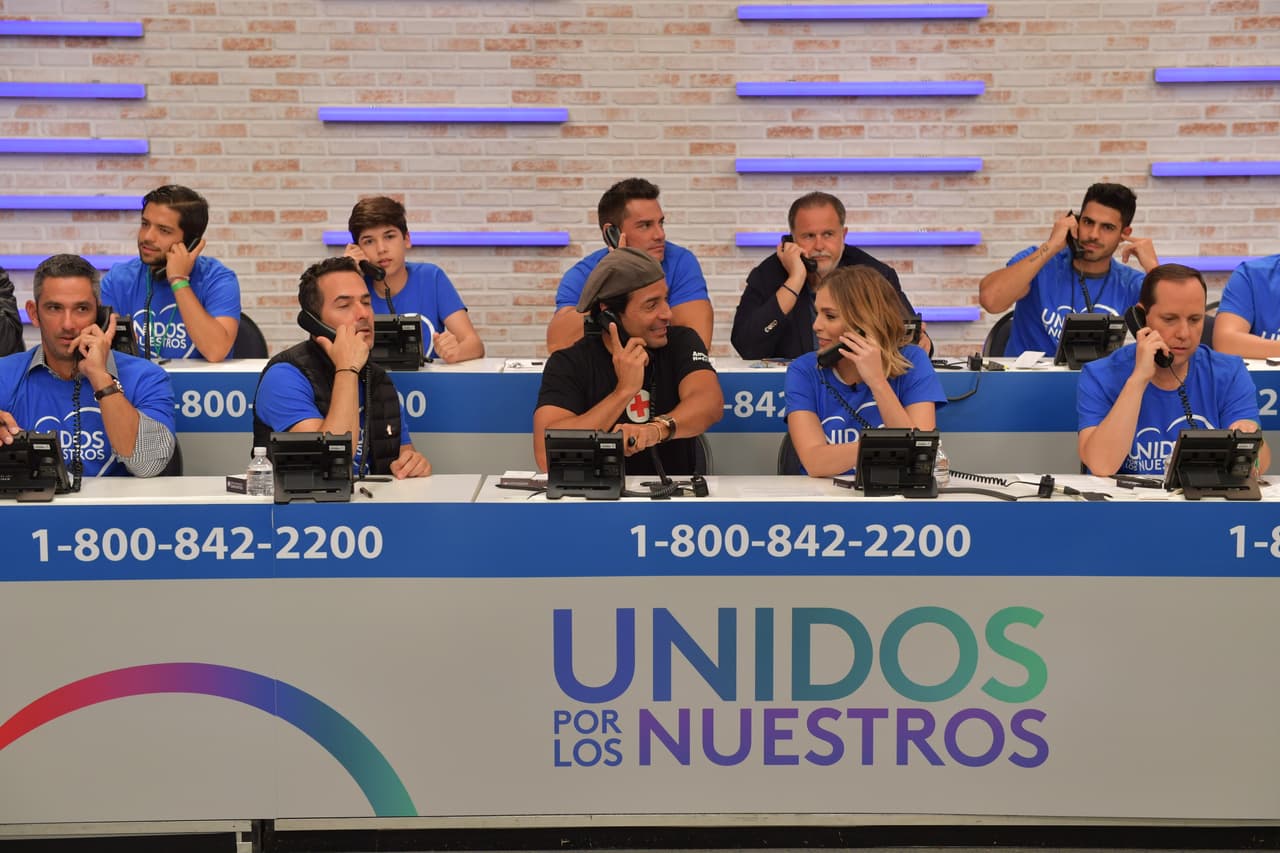 Daniela Di Giacomo orientó a Chayanne, quien llegó enérgico a recaudar fondos para las víctimas de estos fenómenos naturales.