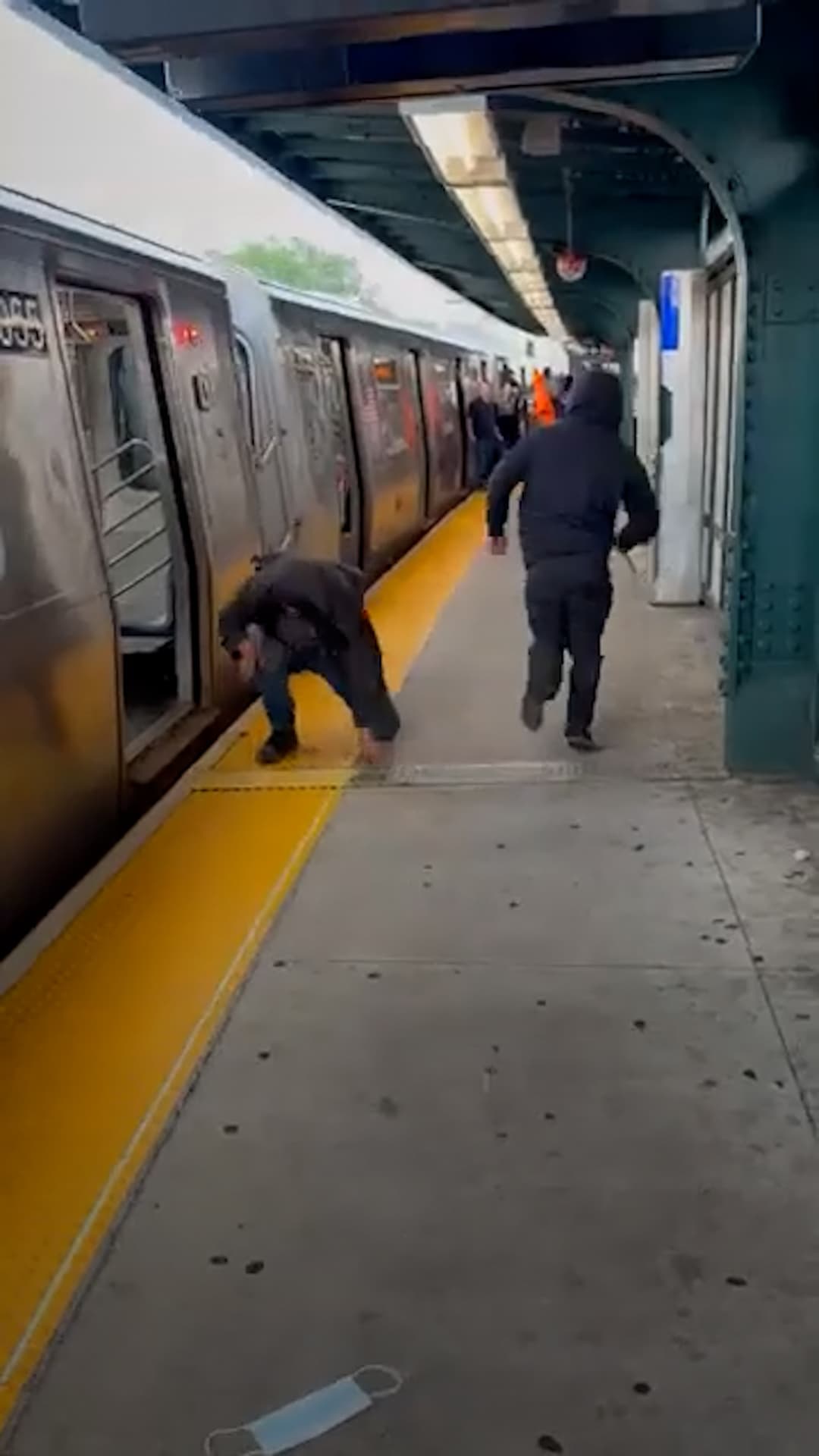 Un hombre murió tras ser apuñalado múltiples veces en un tren del metro de Nueva York