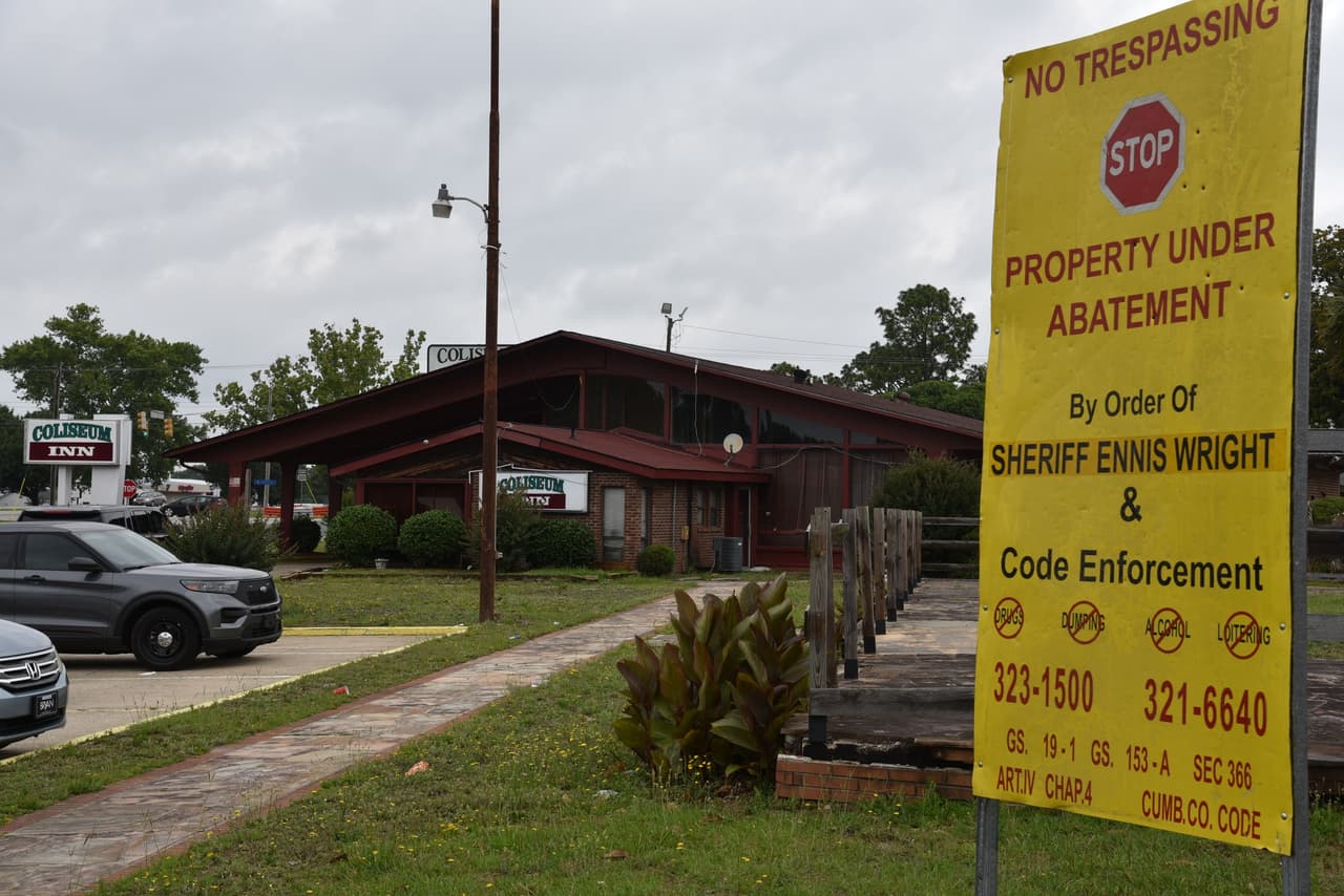 La Oficina del Sheriff del Condado de Cumberland entregó al Coliseum Inn, en 2507 Gillespie St., una orden de reducción y medida cautelar.
<br>