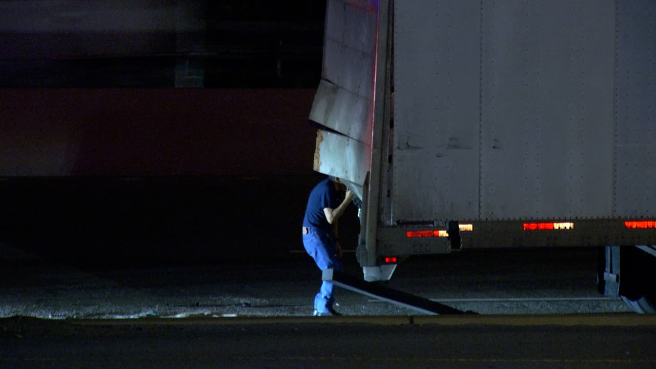 Según los primeros reportes, el conductor de la camioneta conducía a exceso de velocidad y no pudo frenar con tiempo para evitar el choque contra el tráiler.