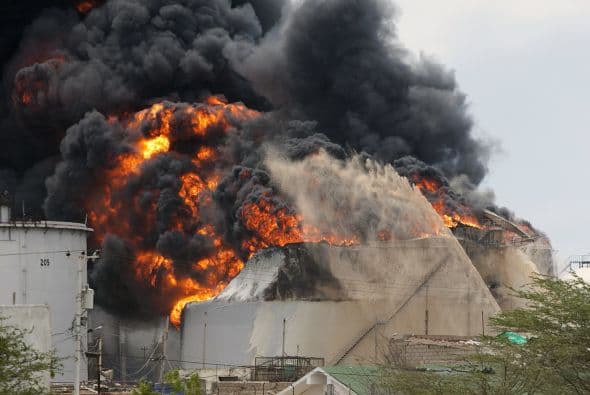 Agosto 25- En el estado Falcón, en Venezuela, sucede la explosión en la refinería de Amuay, una de las más grandes del mundo, causando la muerte de al menos 55 personas y dejando a más de 100 personas heridas.