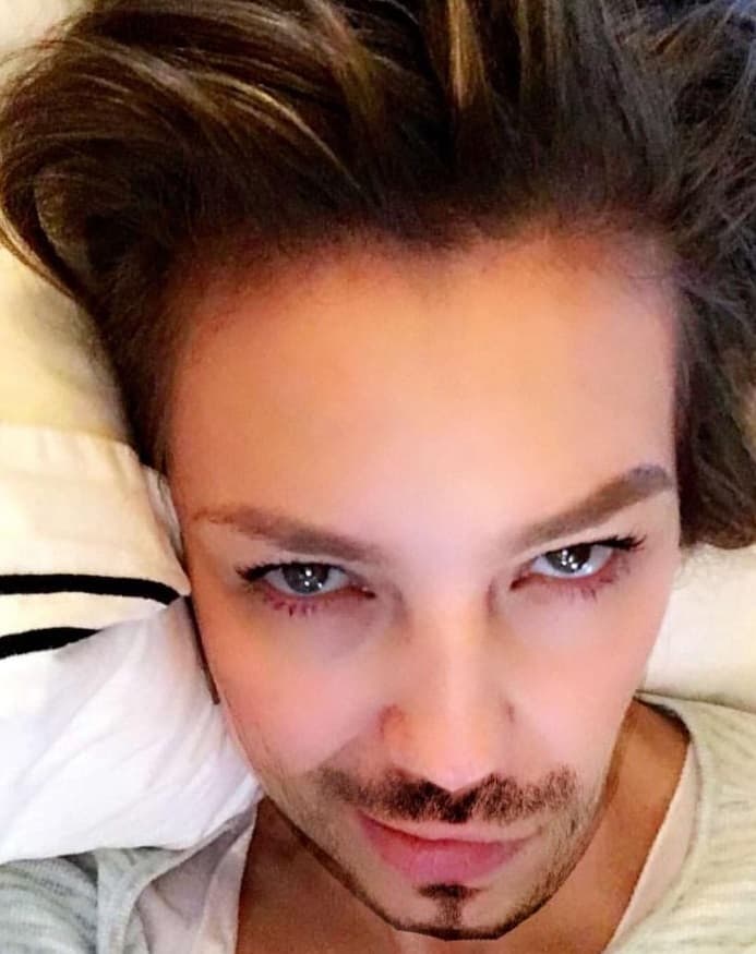 Es conocida como diva musical y actriz de telenovelas, pero pocos saben de su lado de galán. Aquí su mirada de seductor.