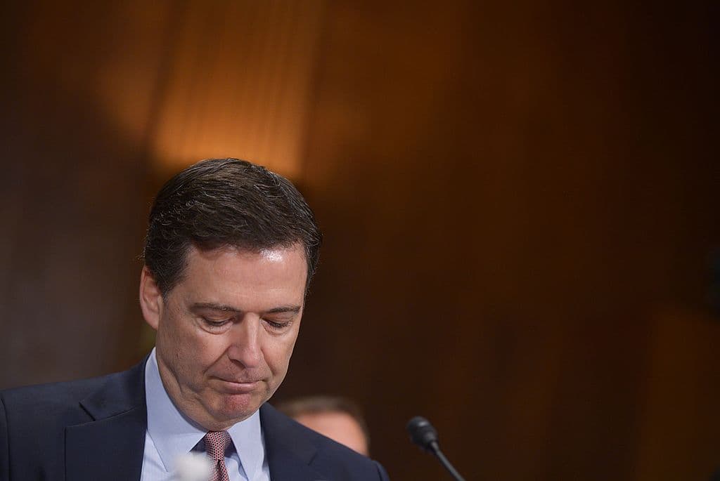 "Tu trabajo era protegerme": la menor que recibió los supuestos mensajes sexuales de Weiner critica al director del FBI