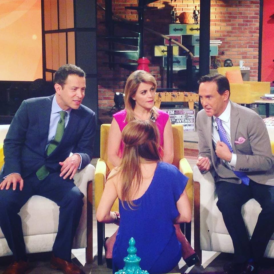 Andrea Legarreta aprovecha los cortes comerciales para hacer una consulta personal a los doctores.