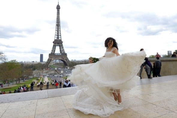 Muchas personas escogen lugares emblemáticos como la torre Eiffel en París, o alguna playa conocida.