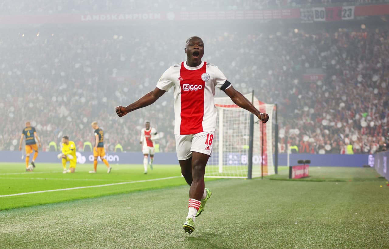 Edson Álvarez metió el quinto gol que redondeó la goleada del Ajax sobre un triste Heerenveen que solo fue comparsa para que alcen un nuevo título de Eredivisie pese al triunfo del PSV.