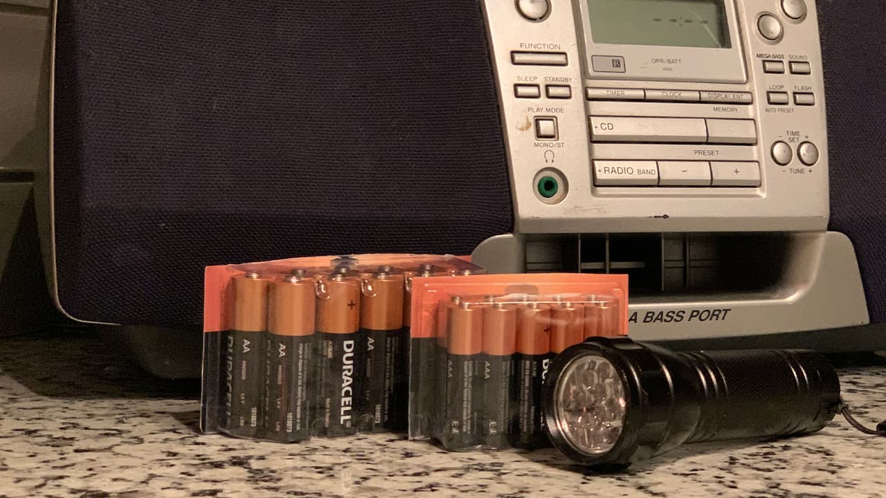 <b>Linterna. Radio</b> de batería o de manivela, en caso de ser posible una meteorológica NOAA con alerta de tono. 
<b>Baterías adicionales</b>. Teléfonos 
<b>celulares</b> con cargadores y baterías externas.