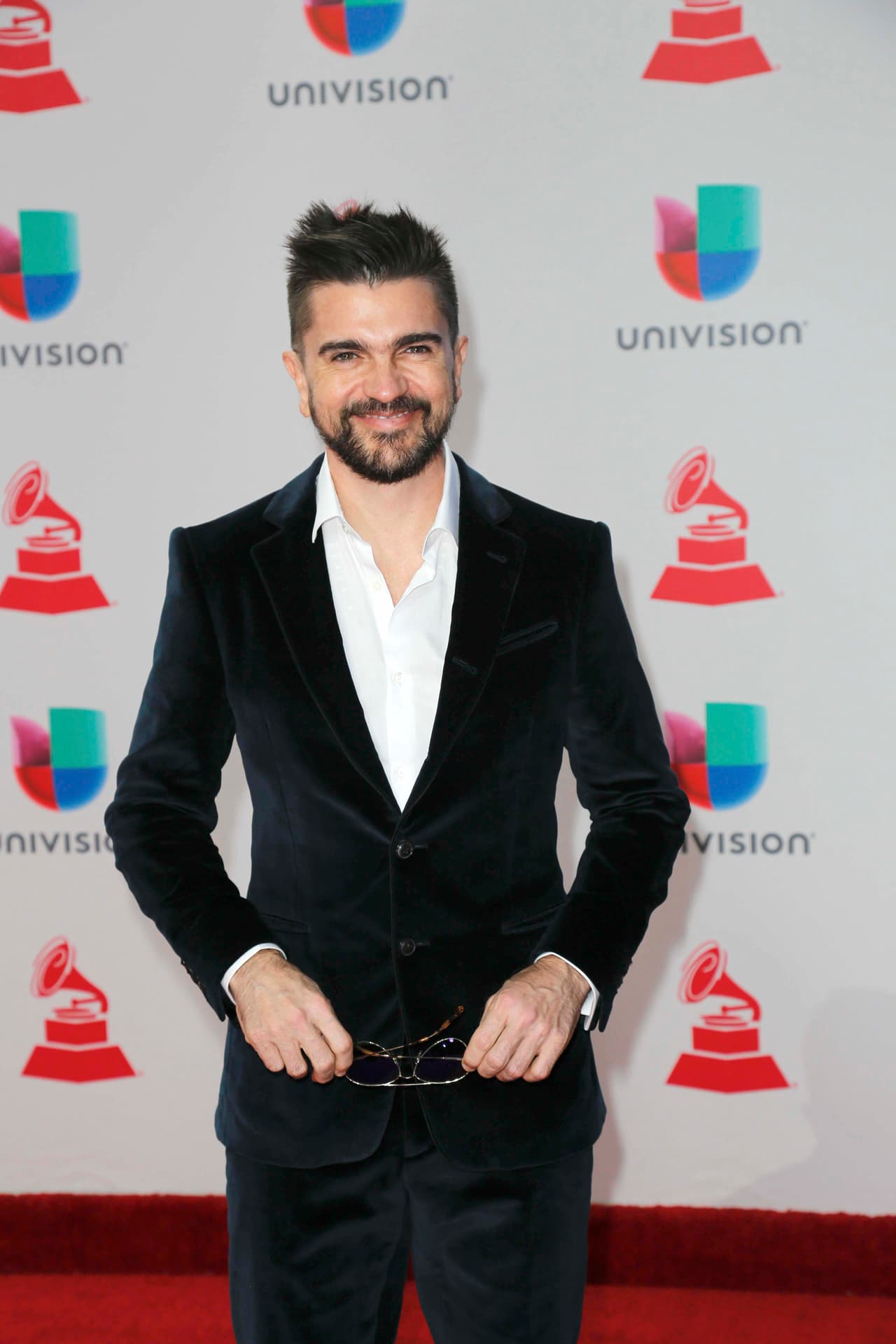 <b>Juanes</b> le tiene miedo a volar en los aviones y como ha confesado él mismo, ha tenido que tomar pastillas para dormir durante los viajes. 
<br>
<br>