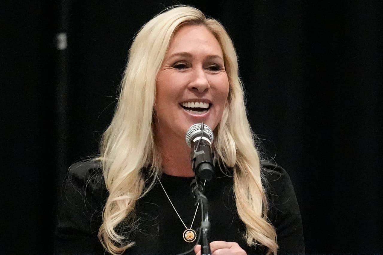 Durante su discurso, Taylor Greene 
<b>se enfocó en mostrar videos y contestar preguntas que habían sido preseleccionadas</b> por su propio equipo.
<br>
<br>Sobre los aranceles, dijo que "no son un impuesto masivo para el pueblo estadounidense”.