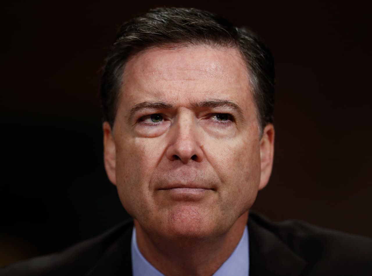 <b>7) MARZO 2017 - CONTRADICCIÓNES CON TRUMP. </b>El nuevo presidente Donald Trump lanza una acusación en Twitter y sin pruebas de que Obama ordenó interferir sus comunicaciones en la Torre Trump en campaña.
<b><a href="http://www.politico.com/story/2017/03/trump-obama-wiretap-james-comey-235709">Comey, no se dirige públicamente a la acusación de Trump pero pide al Departamento de Justicia que desestime la acusación del presidente</a></b> porque sugiere que el FBI habría violado la ley llevando a cabo la supuesta interferencia. Luego ante el Congreso afirmaría que no hay información que respalde las acusaciones de Trump.
<br>