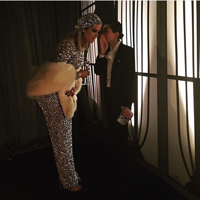 Khloé súper sensual en un traje lleno de brillantes.