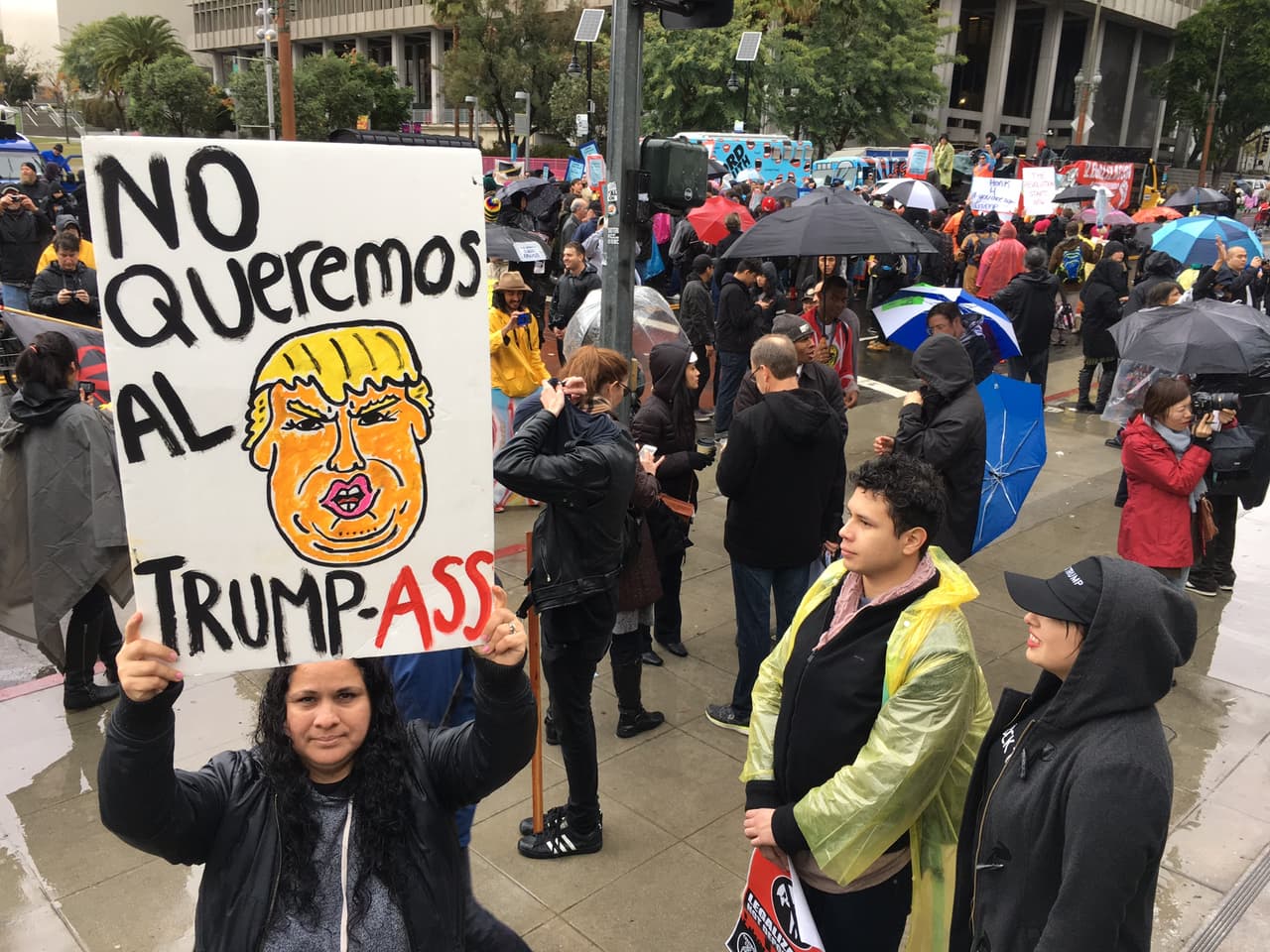 Caricaturas con el rostro de Trump abundaron en las manifestaciones.