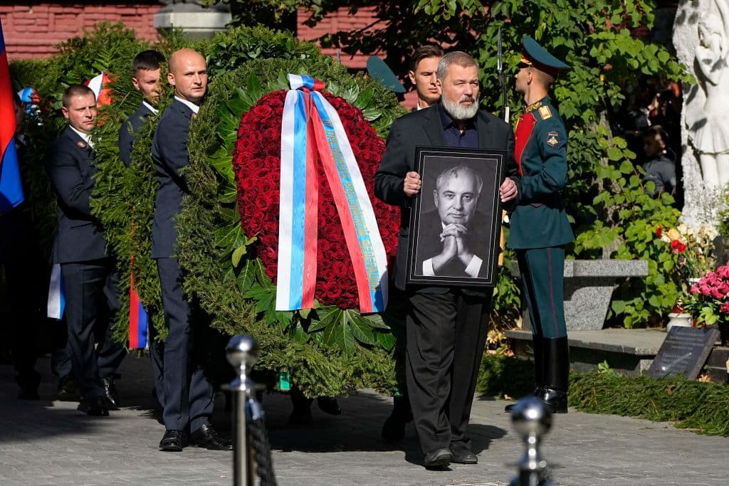 La procesión que llevó el ataúd al cementerio estuvo encabezada por el premio Nobel de la Paz Dmitry Muratov, editor del periódico Novaya Gazeta, el último medio importante ruso de noticias crítico con el Kremlin de Rusia antes de que suspendiera sus operaciones en marzo. Gorbachov usó fondos de su propio premio Nobel para ayudar a iniciar ese periódico.