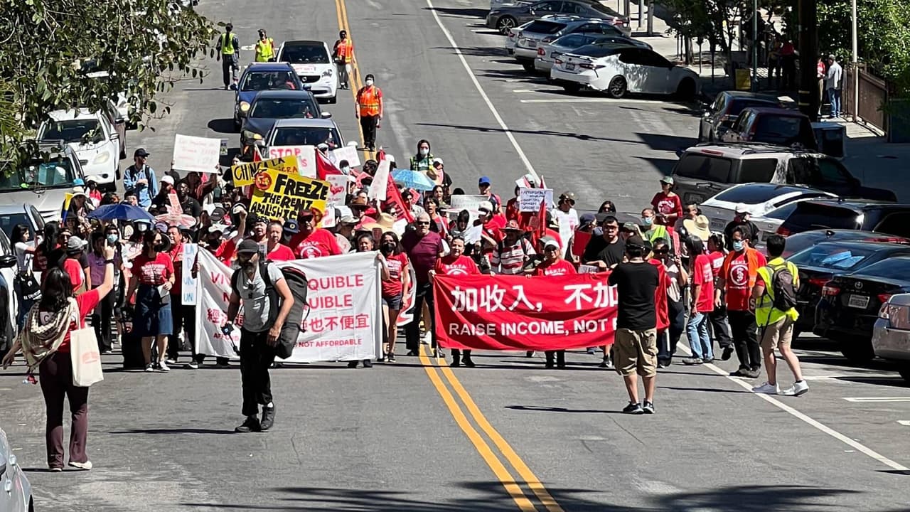 Pagar la renta los deja sin dinero para comer, afirman manifestantes en Chinatown