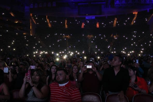 El Rey de la Bachata tuvo casa llena en el Toyota Center este miércoles, ve aquí las mejores imágenes de la noche.