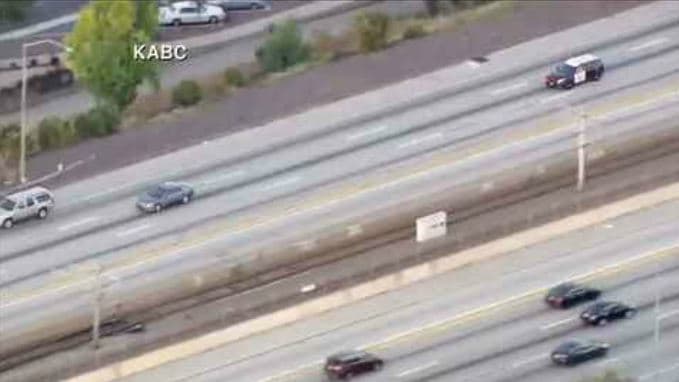 Tras ser perseguido por los oficiales de la policía de South Gate, la Patrulla de Camino también intervino, utilizando múltiples maniobras de PIT para detener el vehículo sin éxito.