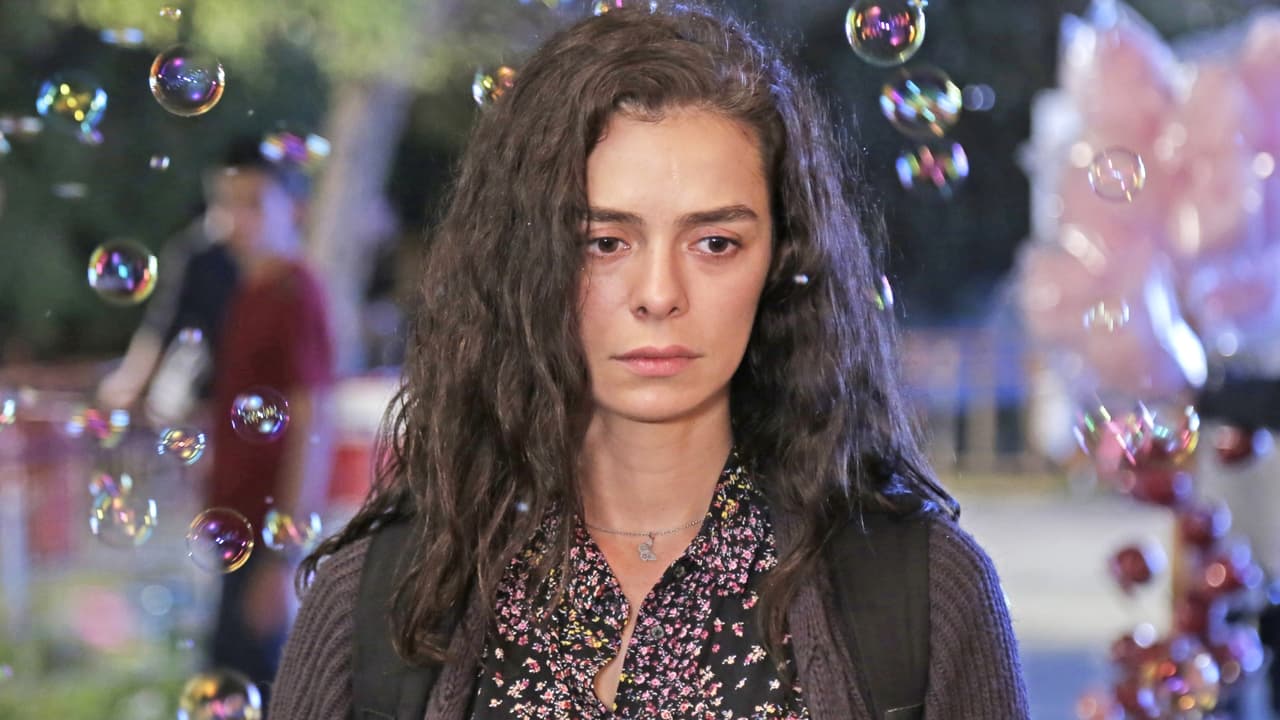 Özge Özpirinçci da vida a Bahar Çesmeli.