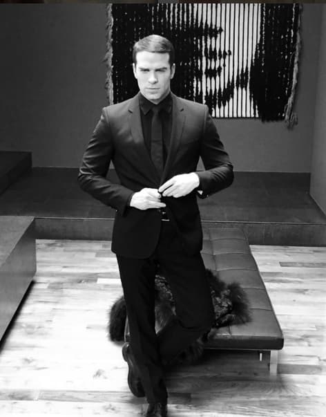 En "Pasión y Poder" lo hemos visto tratar mal a su esposa, personaje que interpreta Altair Jarabo.