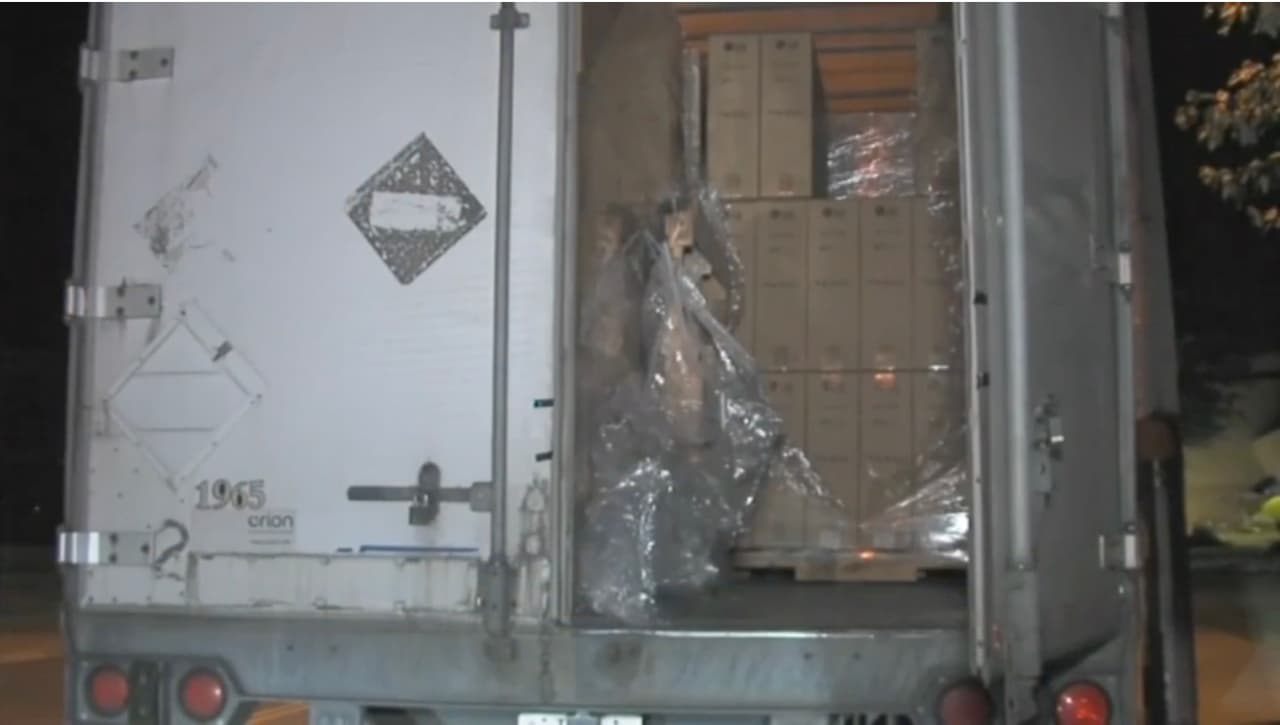 Autoridades buscan a ladrones que robaron más de 30 televisores de un camión al norte de Filadelfia