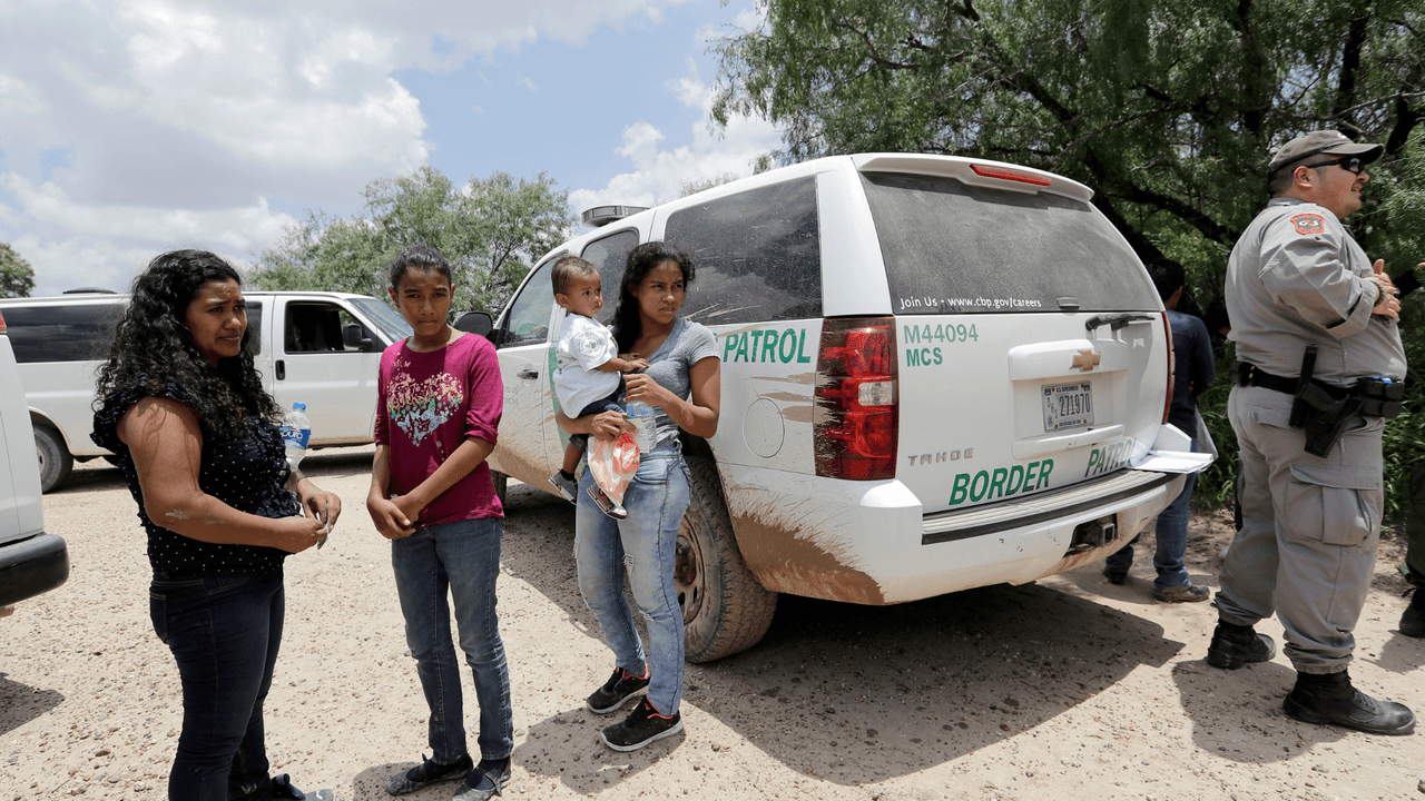 La SB 4 no dice en qué lugares de Texas va a estar aplicando. Algunos políticos han mencionado que solamente podría aplicar cerca de la frontera, pero la ley no es clara y no dice dónde se estaría llevando a cabo, explica González.