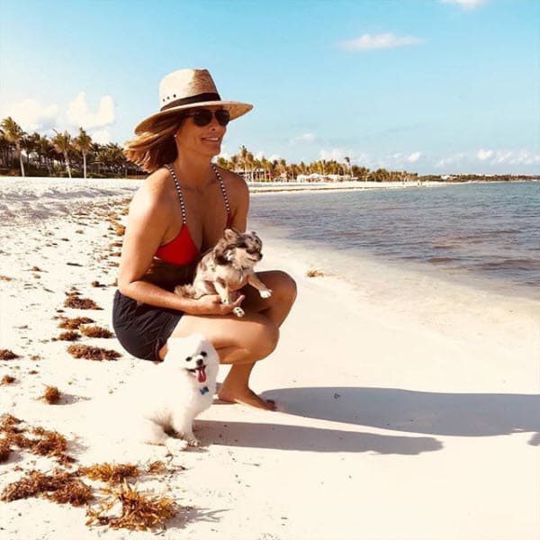 Es amante de los animales, pero en especial de sus adoradas mascotas.