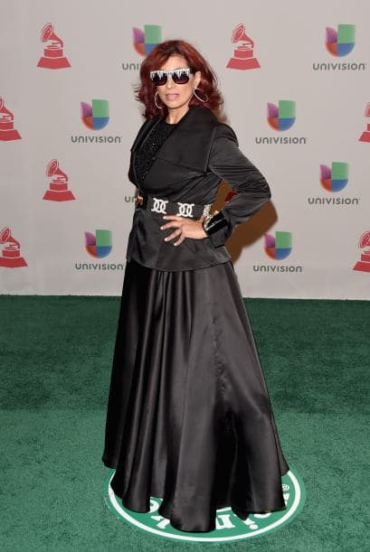 Parecía que Stebani Cruz iba a un funeral y para rematar, se puso gafas oscuras.