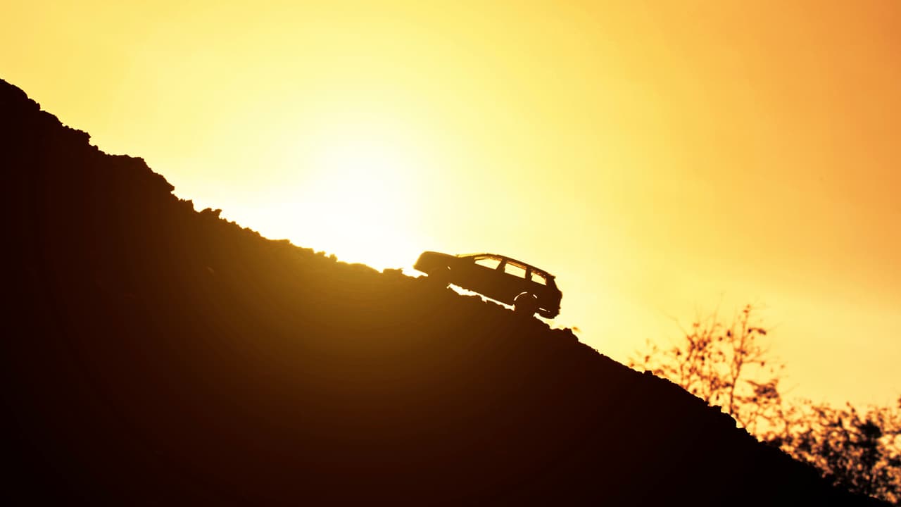 <b>Si no puedes proteger tu ato en un estacionamiento estructural estaciónalo en un área elevada</b>
<br>De esa manera podrás evitar que se inunde, aunque no estará protegido del impacto de escombros arrastrados por el viento. Los daños por impacto usualmente no inutilizan el vehículo y pueden ser reparados. Los daños por inundación son permanentes, graves y desvalorizan el vehículo.
<br>