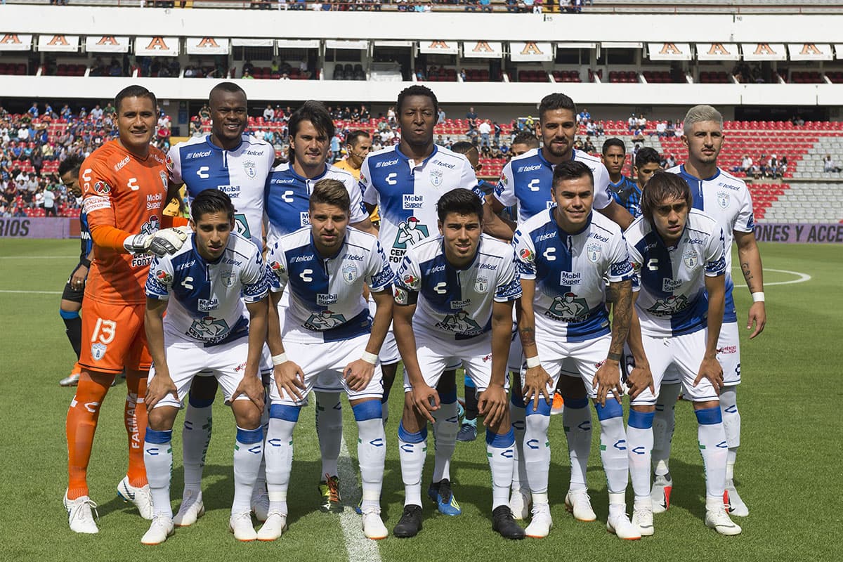 Los jugadores del Pachuca posan antes del inicio del encuentro en el Estadio La Corregidora.